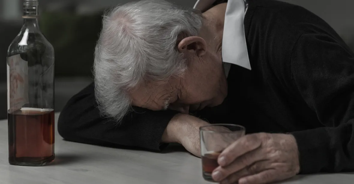 Ruští důchodci léčí deprese alkoholem. Cítí se nepotřební a osamělí