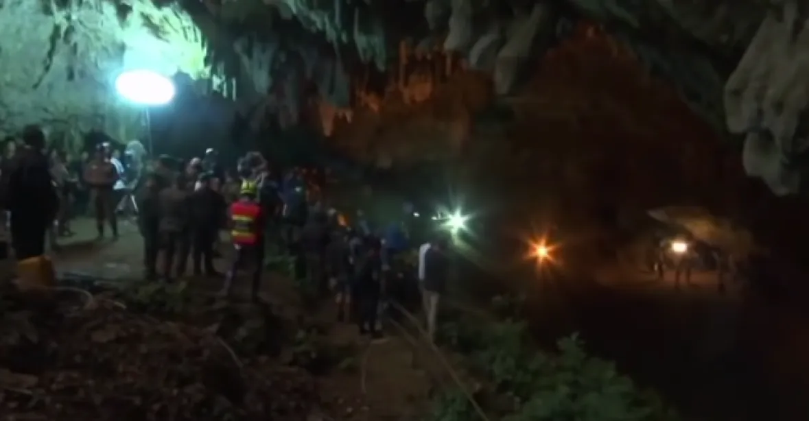 Záchrana v zatopené jeskyni vrcholí. Záchranáři vyvedli dvanáctého chlapce