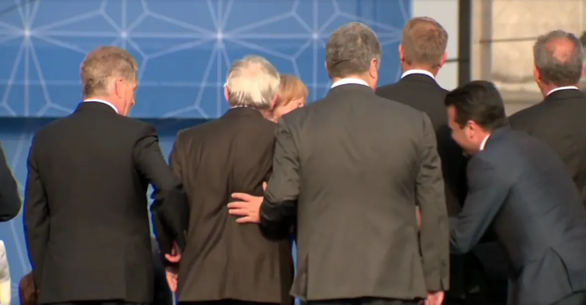 VIDEO: Houser, nebo viróza? Juncker vrávoral mezi politiky při summitu NATO