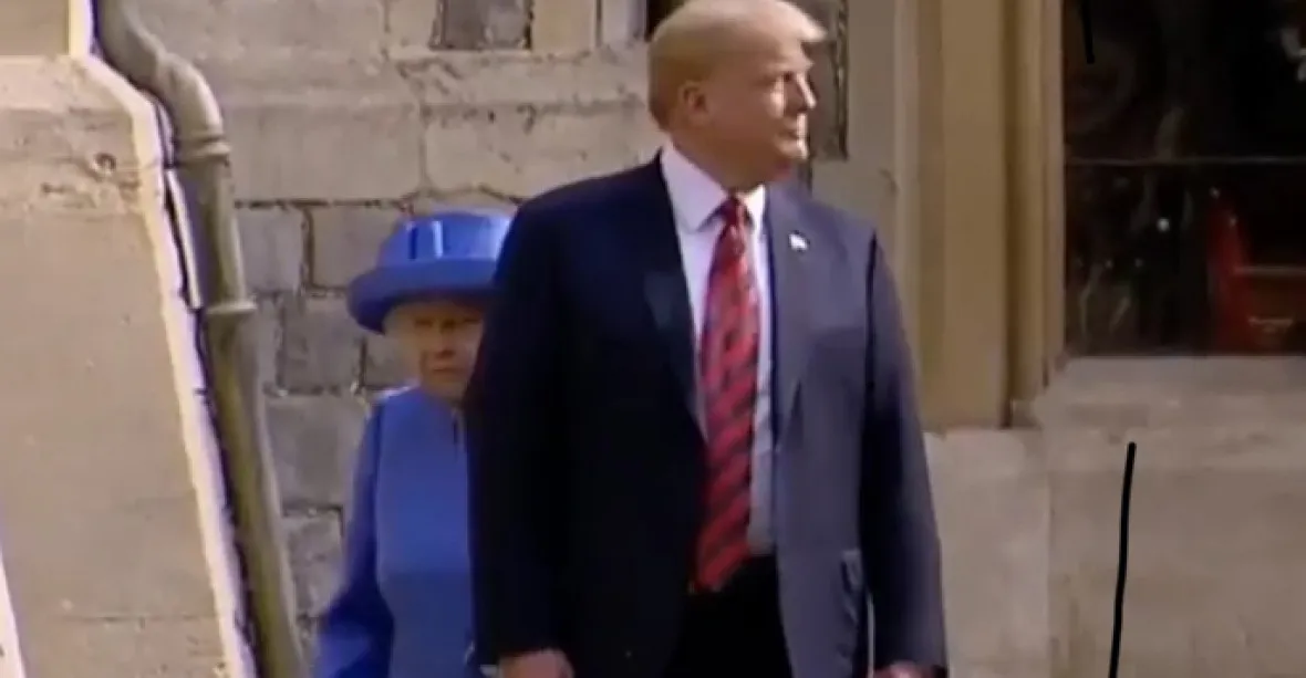 VIDEO: Trump při přehlídce „zapomněl“ královnu