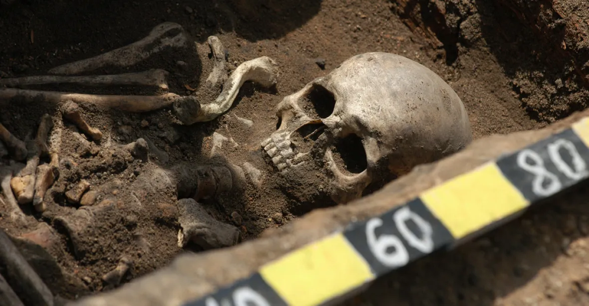 Kostry v těsném objetí. Ženu z doby bronzové mohli pohřbít zaživa