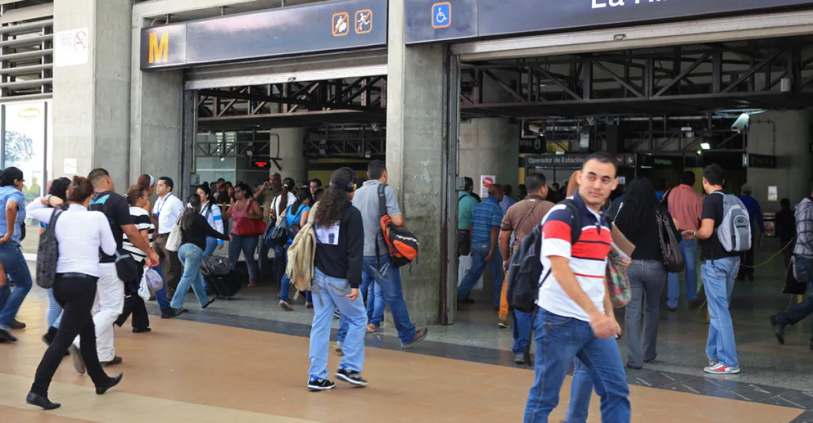 V caracaském metru se jezdí zadarmo, podnik nemá na jízdenky