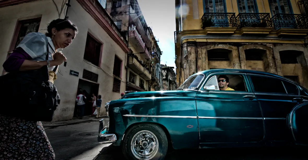 Kuba očima fotografa: kabaret Tropicana, tradiční kadeřnictví a auta z 50. let