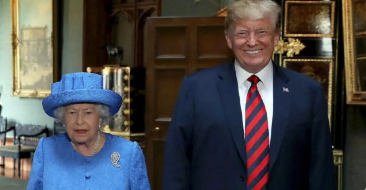 Tajná řeč královniných broží: přichystala Trumpovi tichý protest?