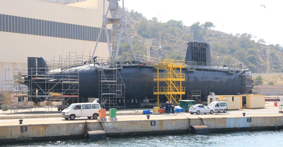 Potíže s novou ponorkou: nejprve se nemohla vynořit, teď se nevejde do přístavu