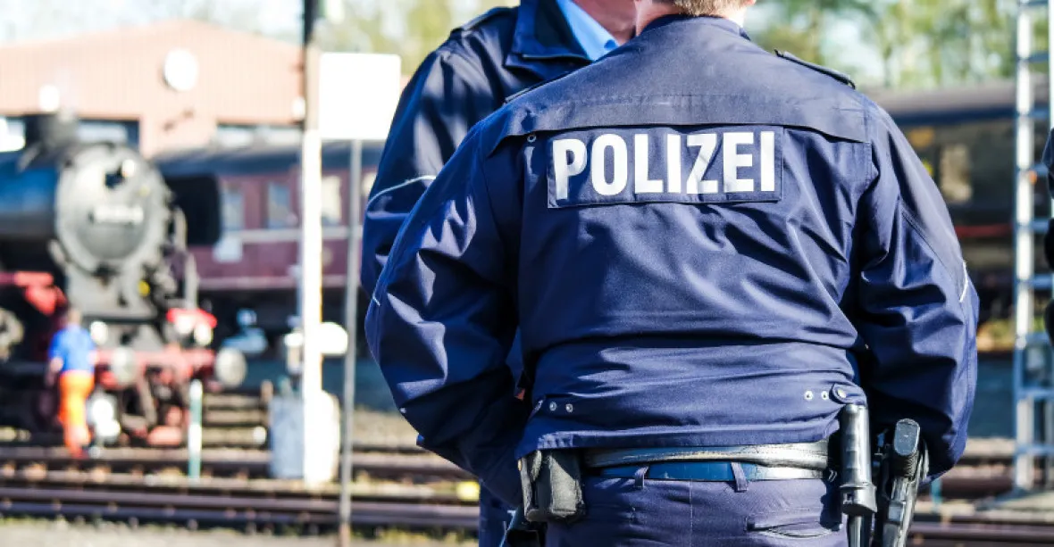 Několik zraněných po útoku v Německu. Muž v autobuse bodal nožem kolem sebe