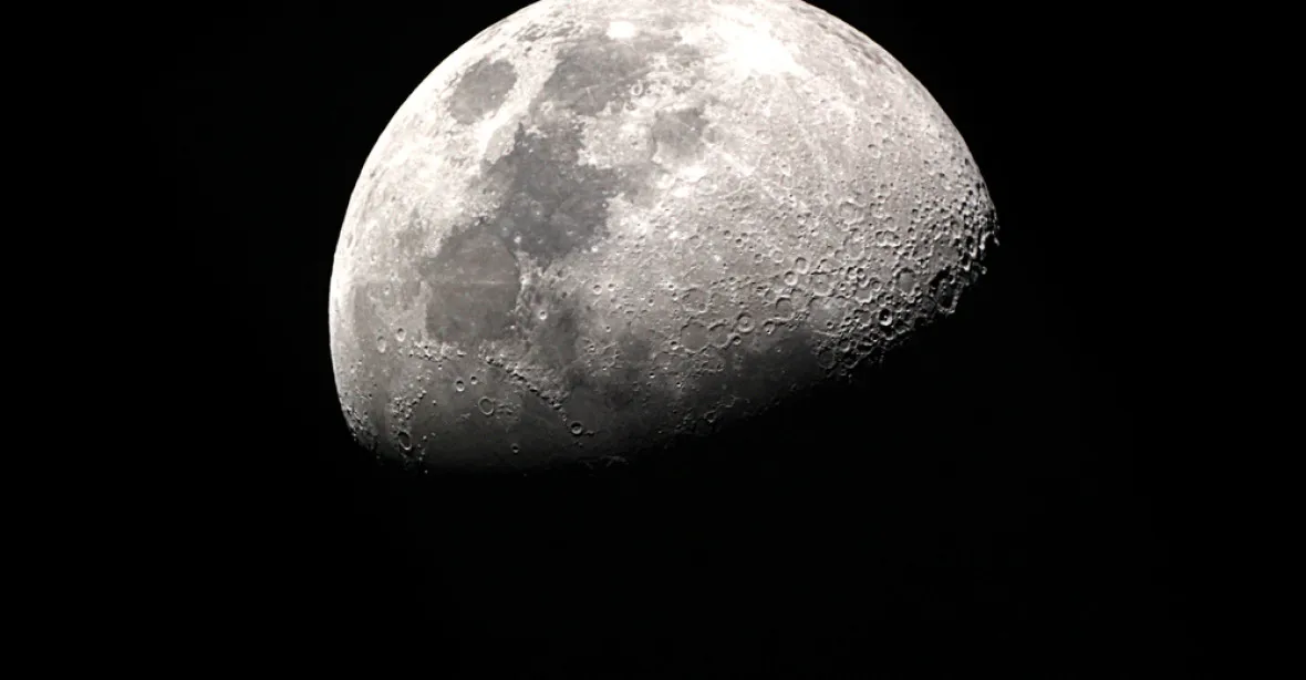 Kurýrní firma ztratila sedmimetrovou repliku Měsíce. Znepokojující, řekl autor