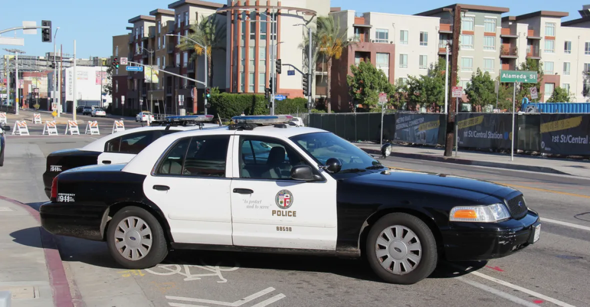 Útočník držel v supermarketu v Los Angeles 50 rukojmích. Jedna žena nepřežila