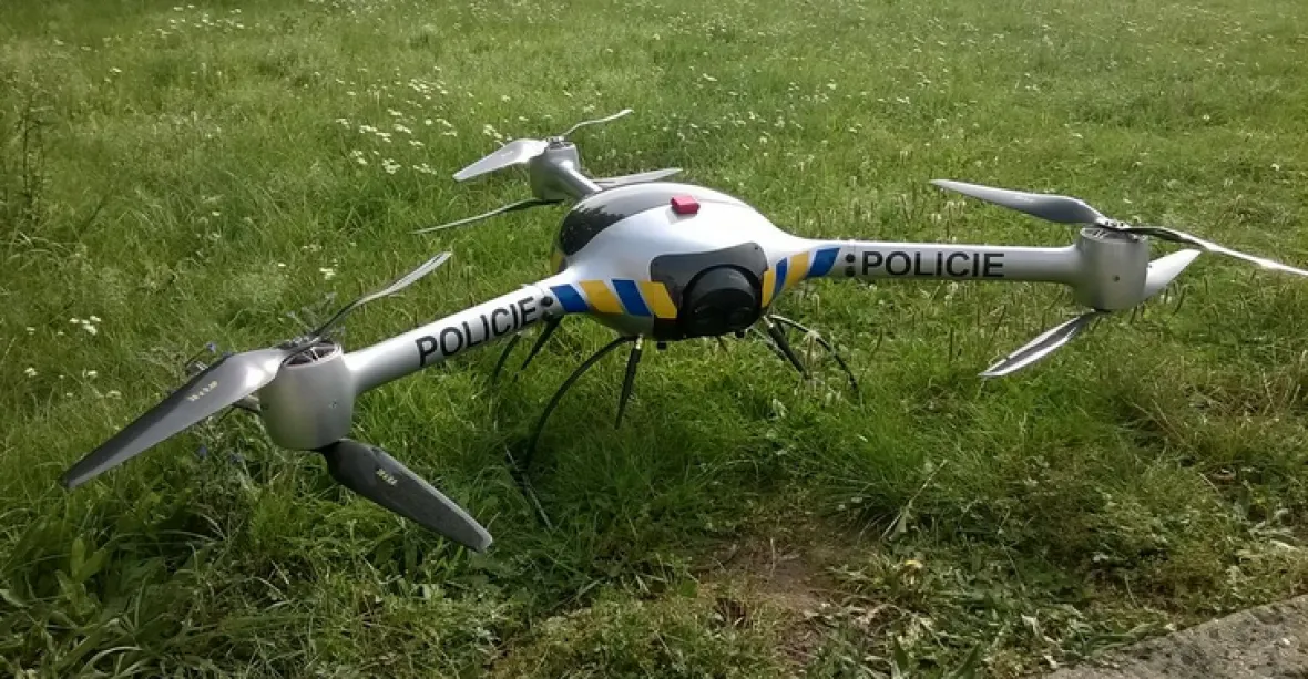 Policie nasadila na táborníky drony. Odhalila, jak rozdělávají oheň