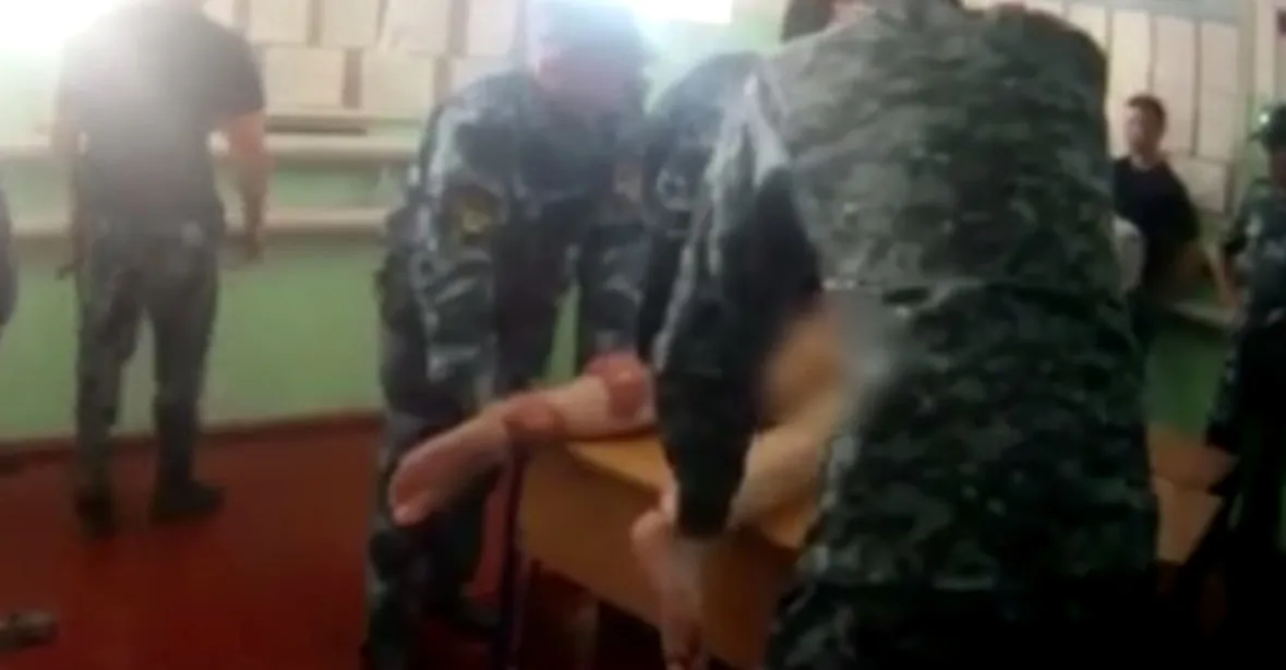 VIDEO: Ruští dozorci brutálně bili vězně, jeho advokátka uprchla do zahraničí