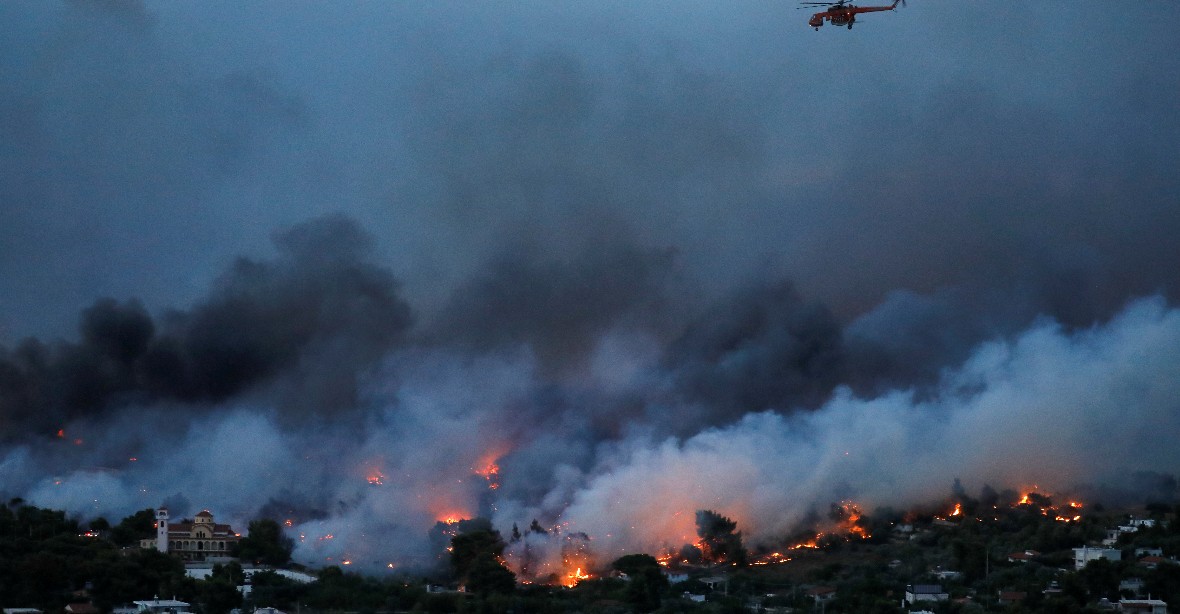 V okolí Atén zuří tři lesní požáry, zničily už dvě desítky domů. Oheň hrozí i v ČR
