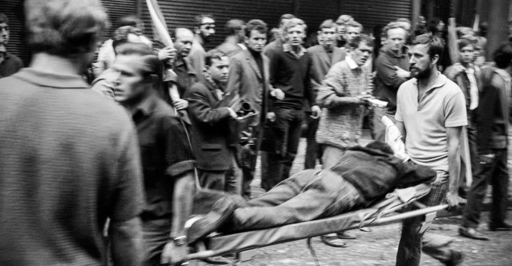 Mrtví a ranění na Vinohradech. Nikdy nepublikované snímky ze srpna 1968
