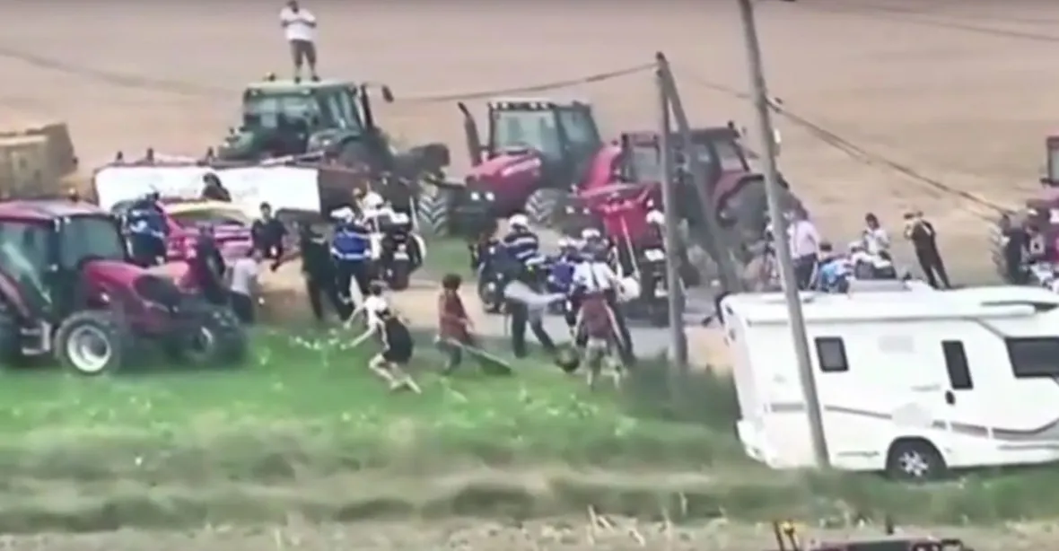 VIDEO: Policie zasáhla cyklisty Tour de France slzným plynem. Závod musel být přerušen