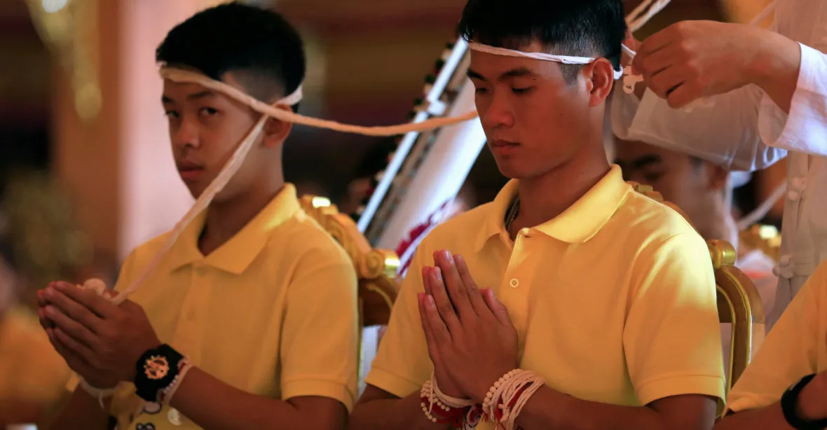 Chlapci z thajské jeskyně se stali buddhistickými novici