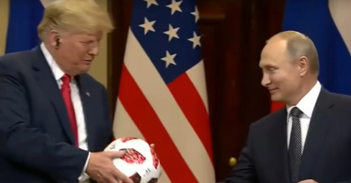 Putin daroval Trumpovi fotbalový míč se zabudovaným čipem