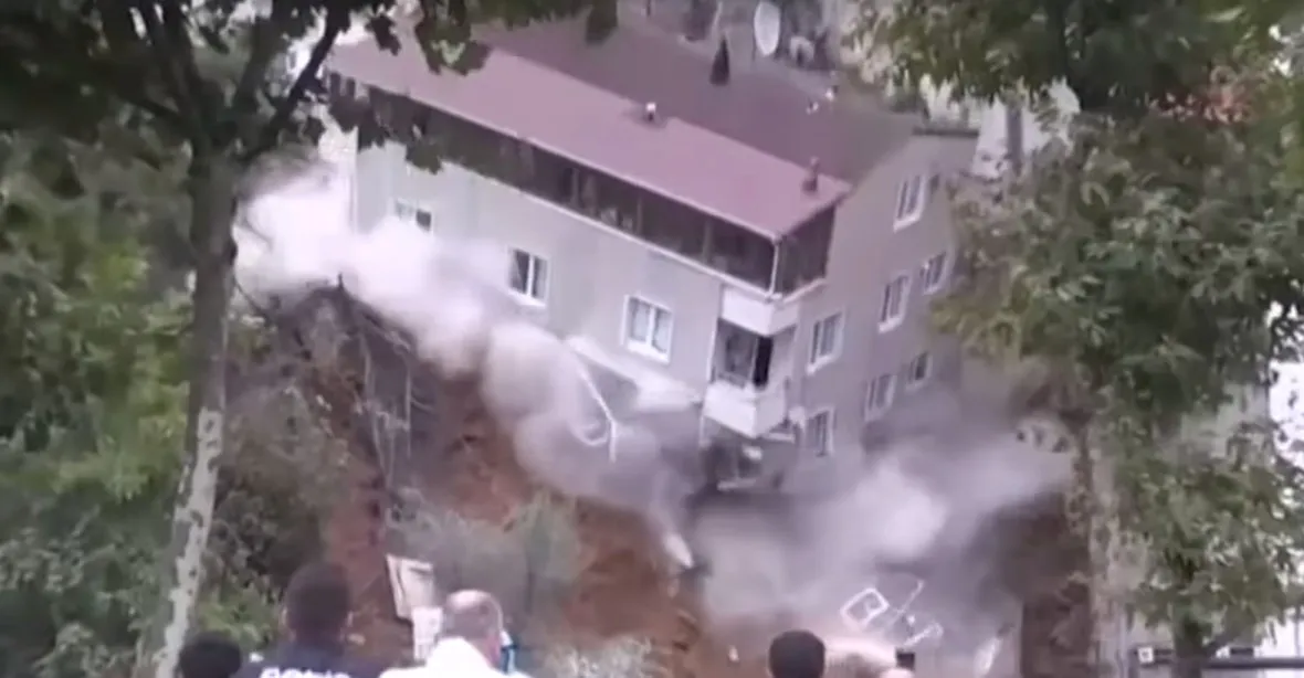 VIDEO: Čtyřpatrový dům se před zraky lidí zřítil během pár vteřin