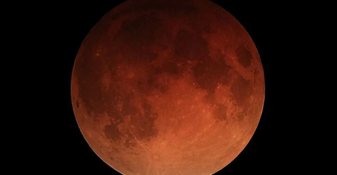 Měsíc zrudne, Mars zoranžoví. Obloha zažije nejdelší úplné zatmění luny