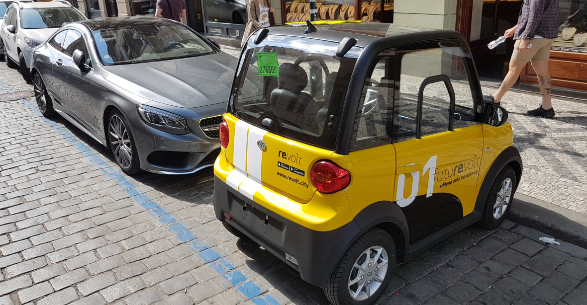 Praha zvýhodňuje elektromobily. Zaparkují kdekoliv skoro zadarmo