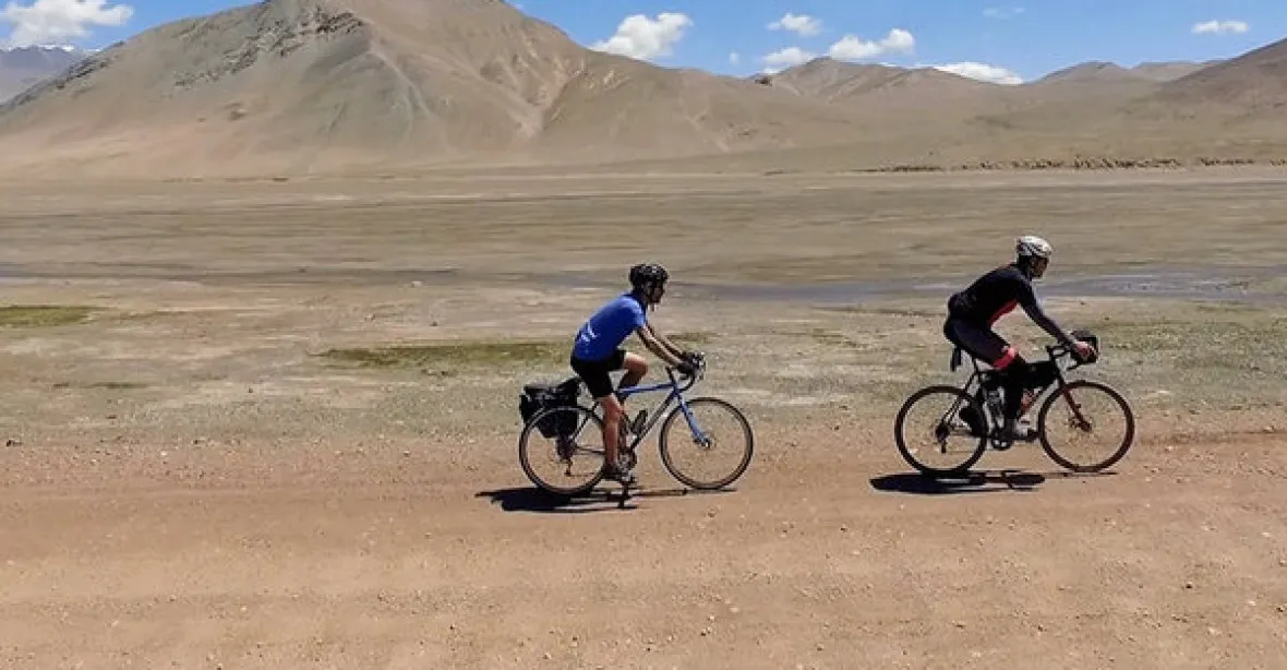 VIDEO: V Tádžikistánu auto zabilo západní cyklisty, mohlo jít i o terorismus