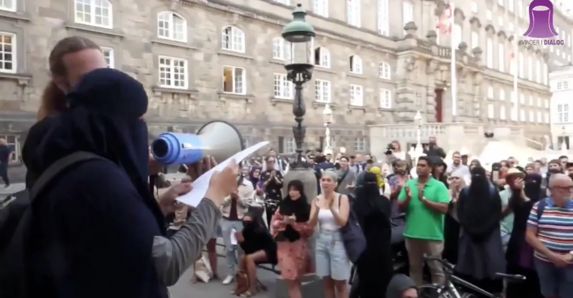 Protesty v Kodani proti zákazu zahalování obličeje. Diskriminace! volají kritici