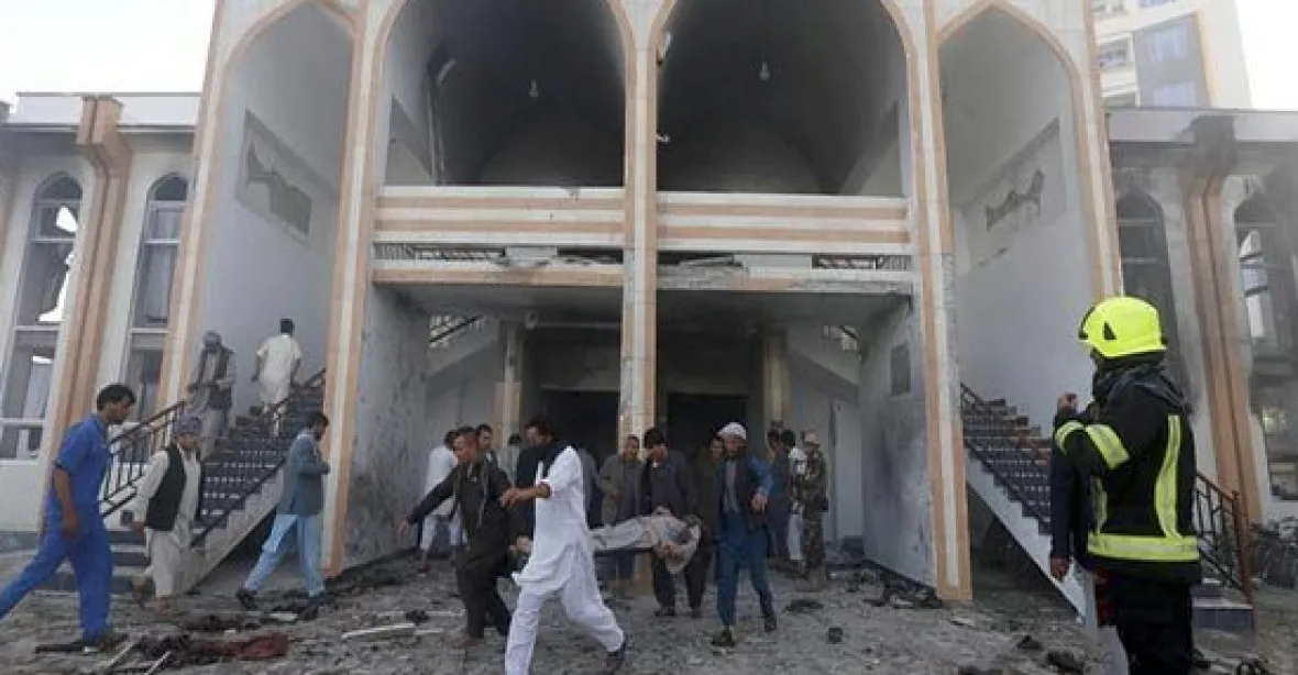Útočníci maskovaní v burkách zabili v afghánské mešitě čtyři desítky lidí