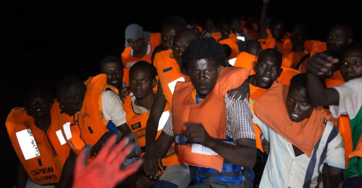 Aquarius už opět hledá migranty u Libye. Na palubě i chladnička na mrtvoly