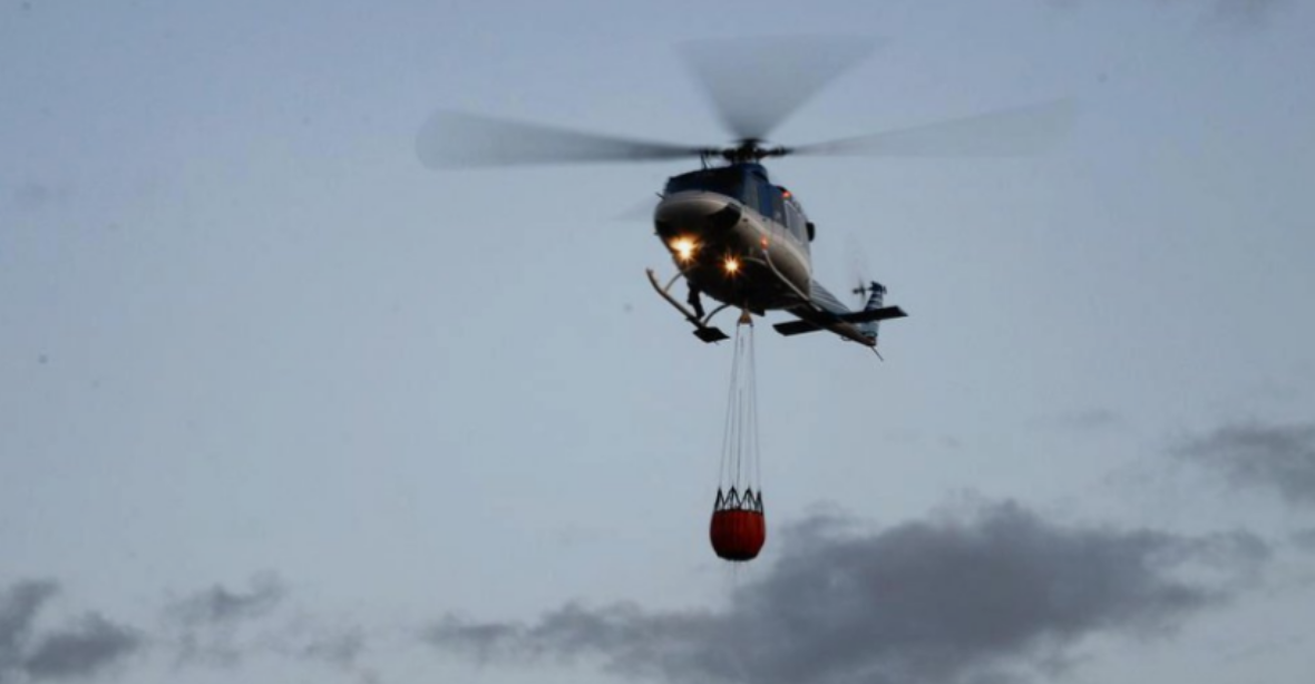 Na Mladoboleslavsku hořely na více místech louky, hasil i vrtulník