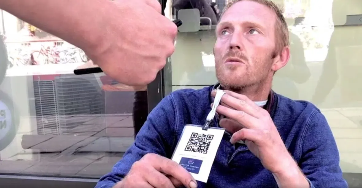 Pomohou bezdomovcům QR kódy na kartičce? Lidé mohou mobilem zjistit jejich příběh