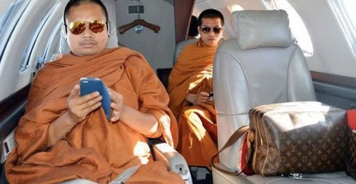 Thajského mnicha odsoudili na 114 let. Okrádal věřící a zneužil nezletilou
