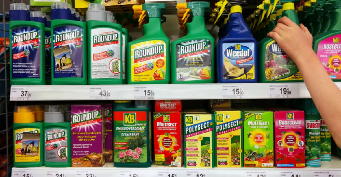 Akcie Bayeru se propadají kvůli soudnímu verdiktu proti herbicidu Roundup