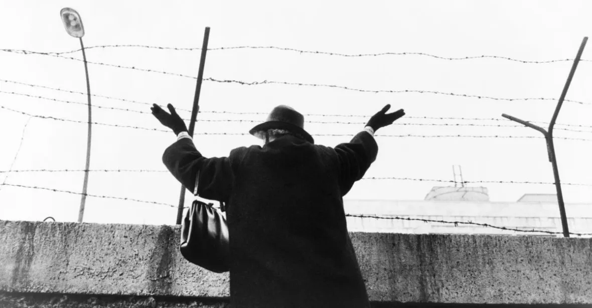 GALERIE: Symbol studené války. Před 57 lety se začala stavět Berlínská zeď