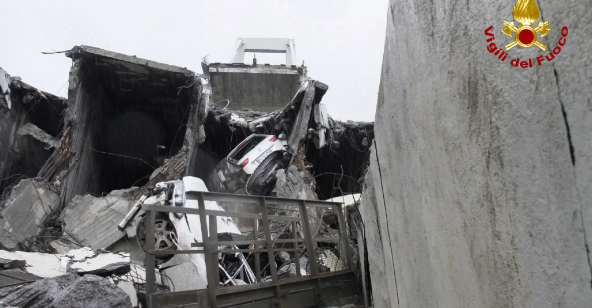 Z mostu v Janově spadl i český kamion. Řidič je v péči lékařů