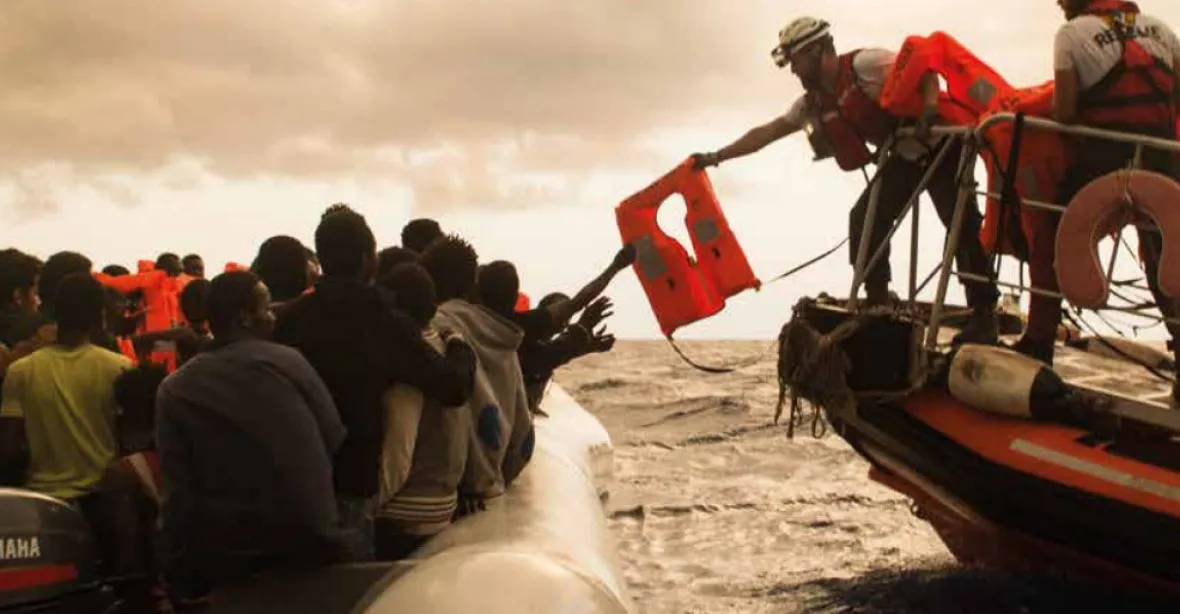 Náruč EU stále dokořán. 141 migrantů z lodě Aquarius se vylodilo na Maltě