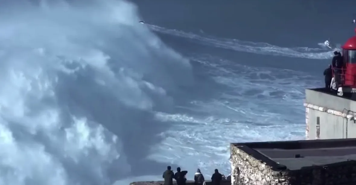VIDEO: Vlna vysoká jako rozhledna. Surfař pokořil světový rekord