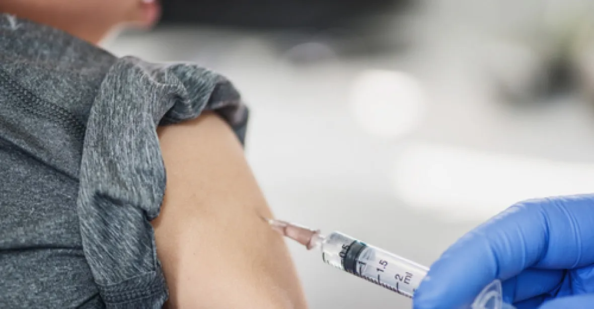Má stát přijmout odpovědnost za očkování? Ministr Vojtěch chce zákon o odškodnění