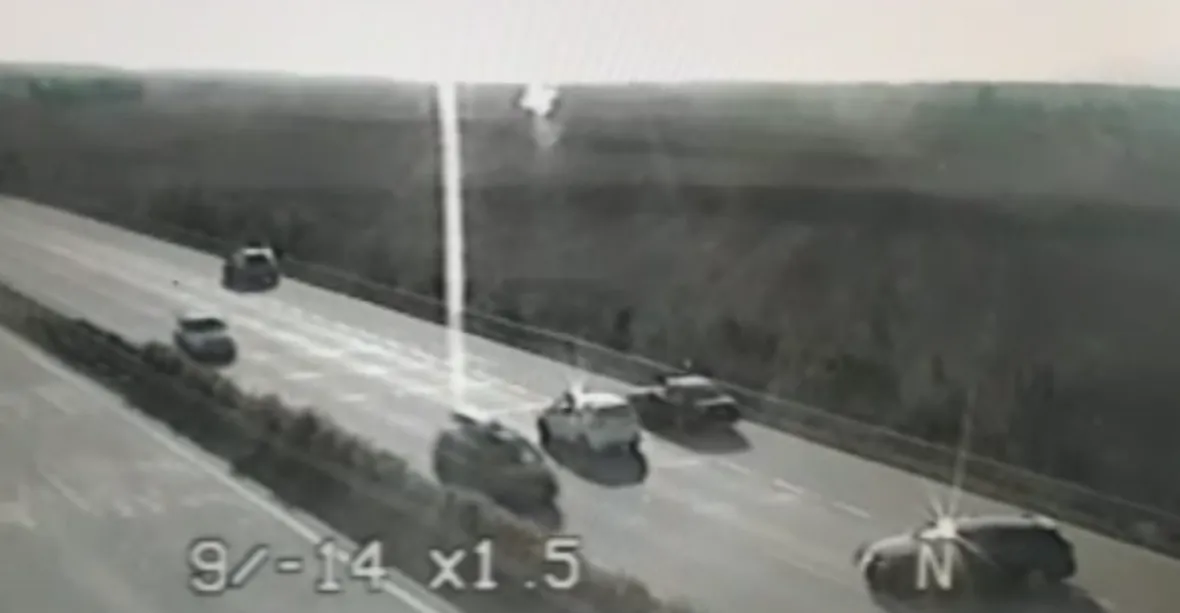 VIDEO: Řidiči na D11 couvali a jeli v protisměru, hrozí jim roční zákaz řízení