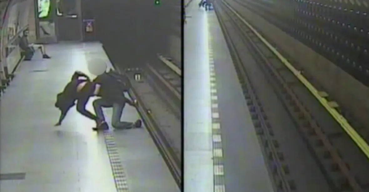 VIDEO: Útočník napadl v metru cestujícího. Nyní ho lapila policie
