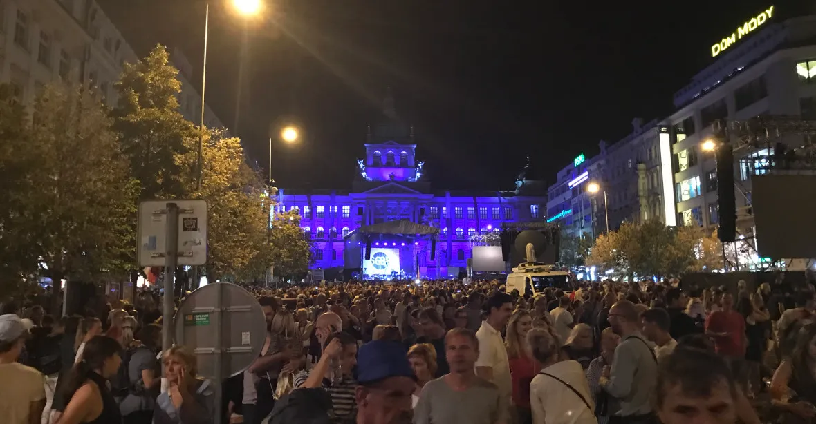 Tisíce lidí si na Václavském náměstí připomněly koncertem srpen 1968