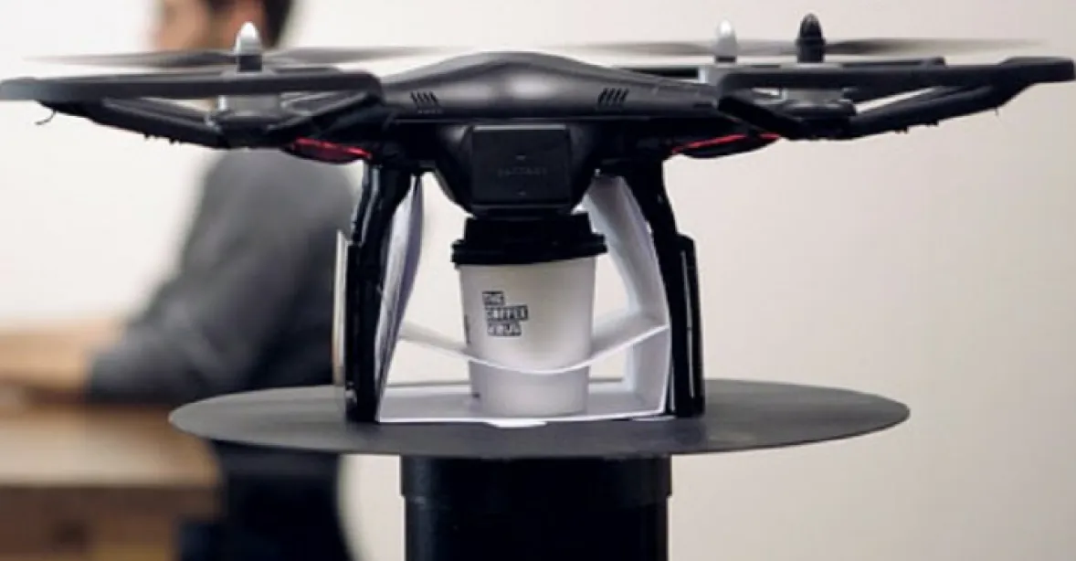 Nahradí baristy? IBM vyvinula dron, jenž rozpozná únavu a doručí kávu
