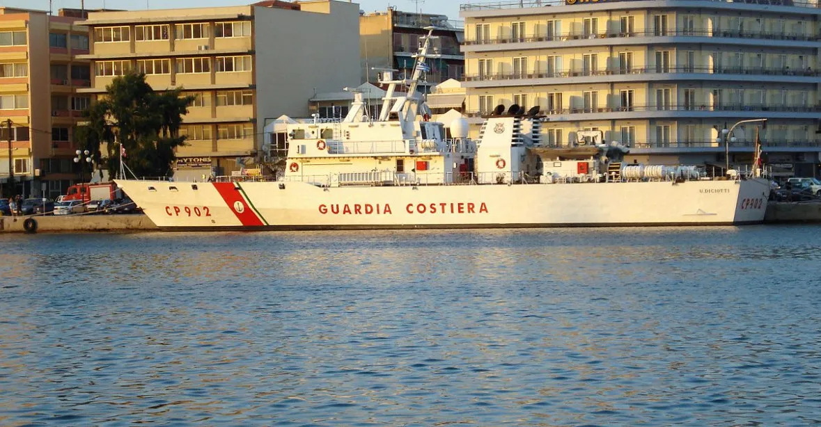 Italové nechali z lodě Diciotti vystoupit 16 migrantů. Je podezření na tuberkulózu