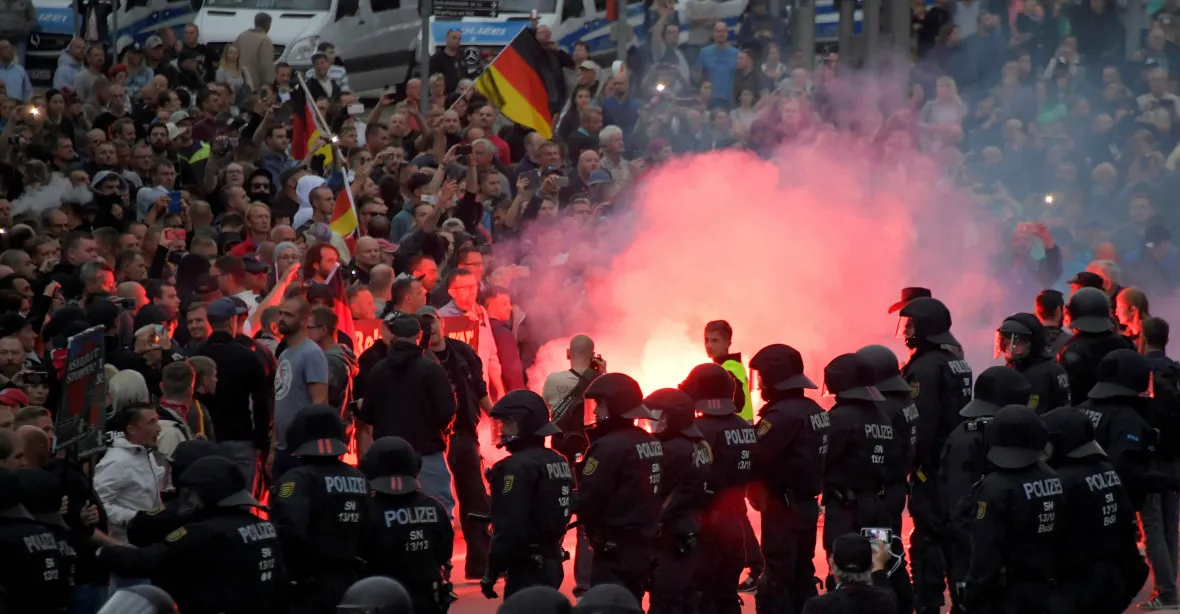 Drama kolem ubodaného Němce pokračuje. V Chemnitzu demonstrovaly tisíce lidí