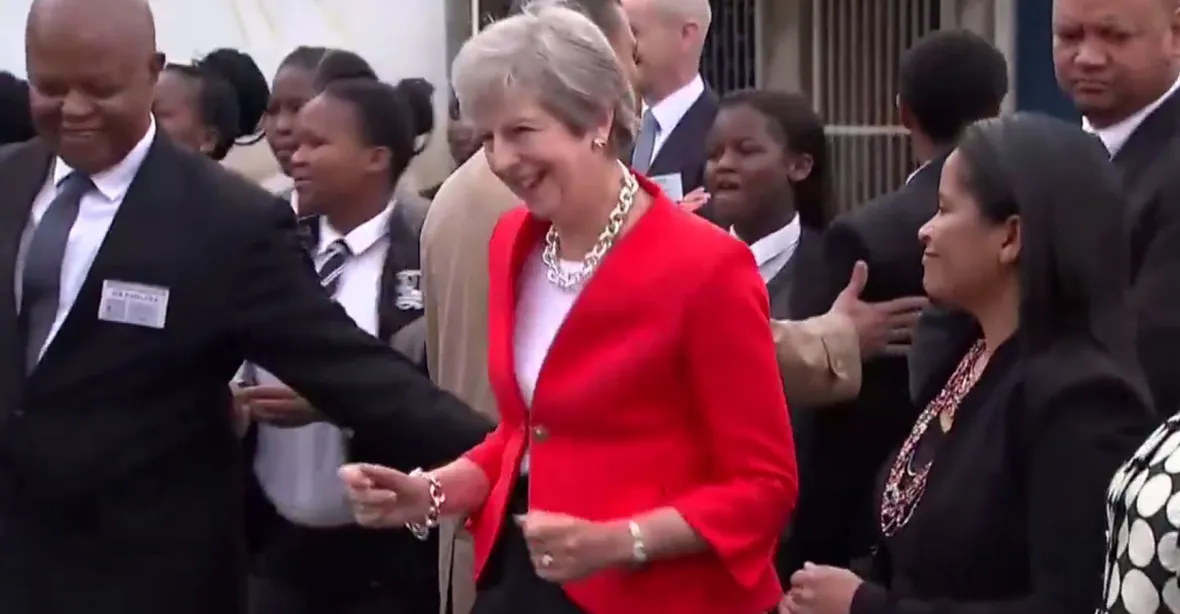 VIDEO: Jak tančí britská premiérka? Theresa Mayová se vlnila mezi studenty