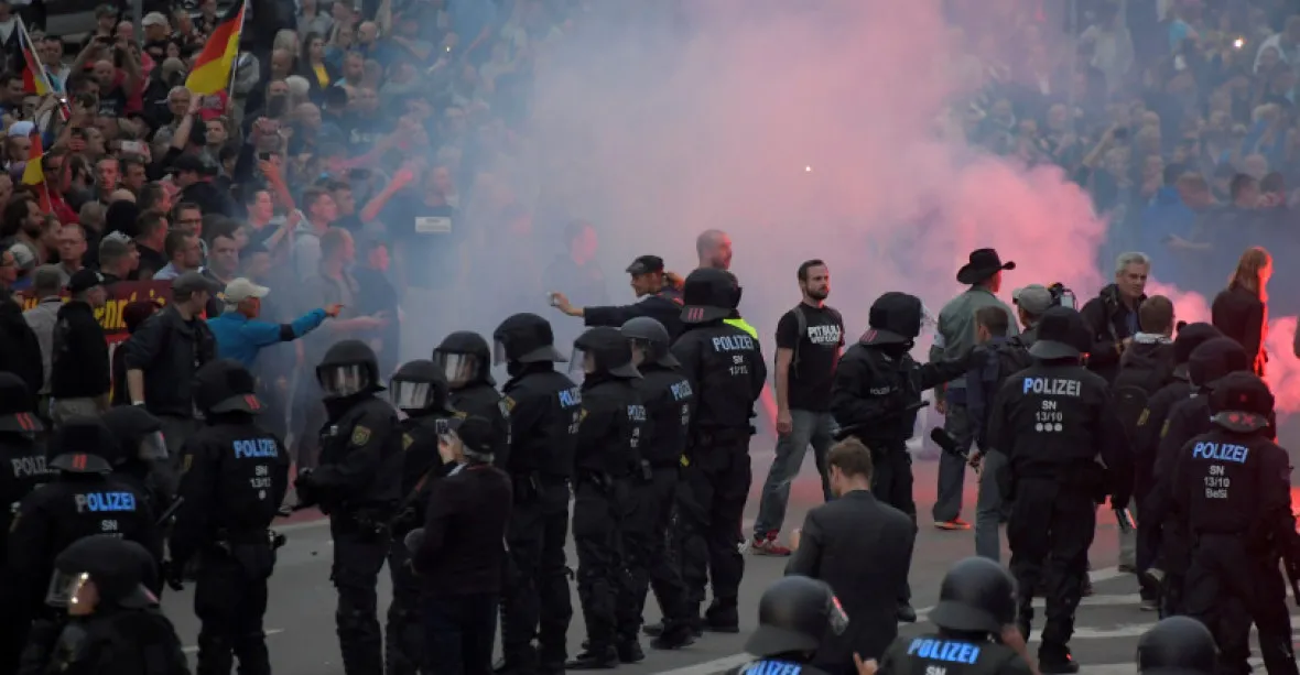 Vyhrocené dění v Chemnitzu. Pravicoví politici zveřejnili zatykač na údajné vrahy