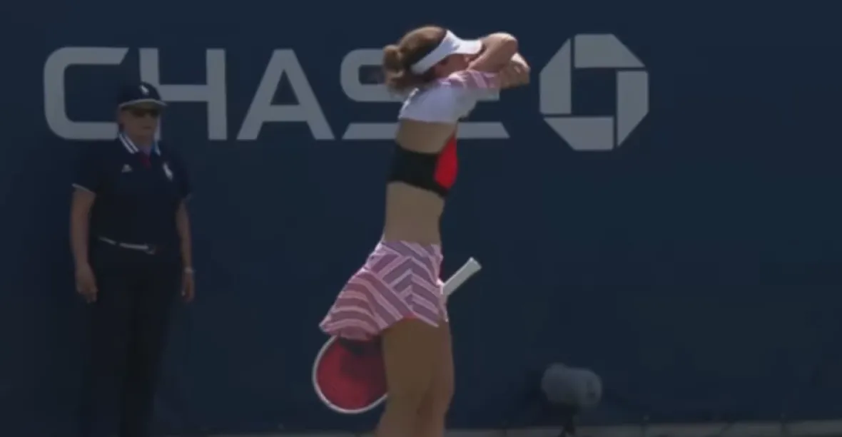 VIDEO: Tenistka na US Open porušila pravidlo o svlékání. Přišla výstraha