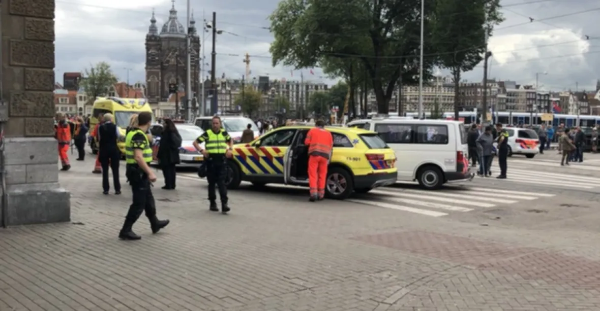Útočník v Amsterdamu pobodal dva lidi, policie jej postřelila