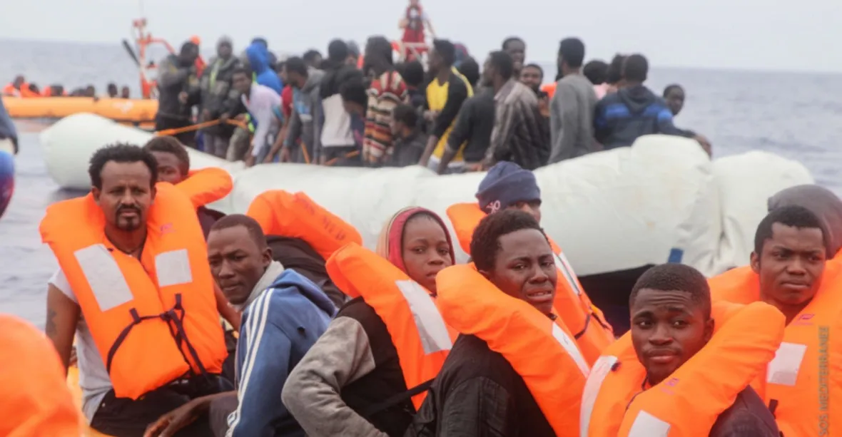 Pašeráci lidí mají smůlu. Nyní neloví migranty ve Středozemním moři žádná loď neziskovek