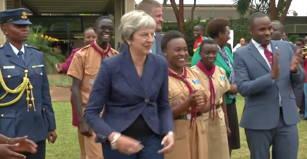 VIDEO: Britská premiérka terčem posměchu kvůli nezvyklým tanečním pohybům