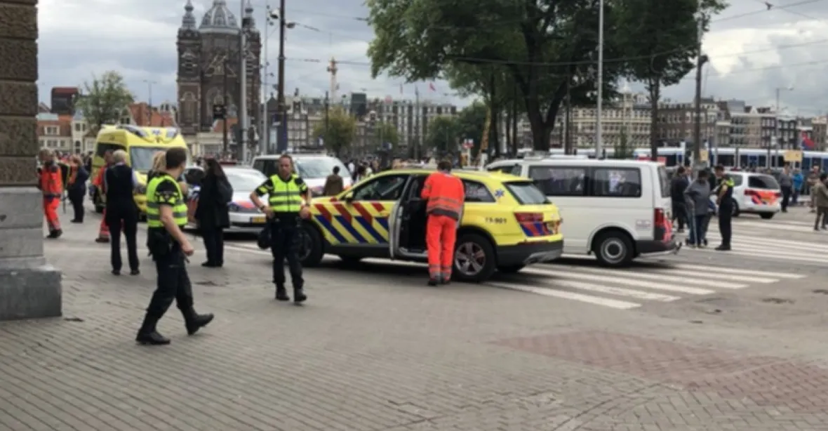 Útok v Amsterdamu byl teroristicky motivován. Afghánec pobodal dva turisty