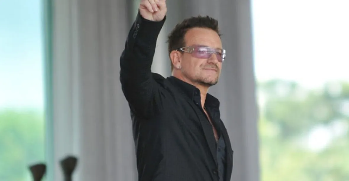 Koncert U2 v Berlíně byl krátce po začátku zrušen, Bono ztratil hlas