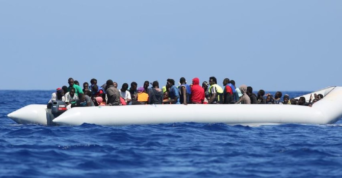 Migrantů mířících přes Středomoří ubývá, rizika pro ně se ale zvyšují
